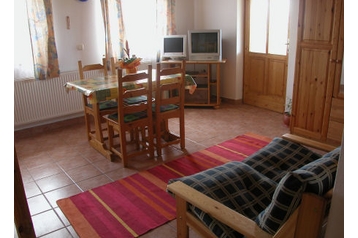Hungría Privát Kehidakustány, Exterior